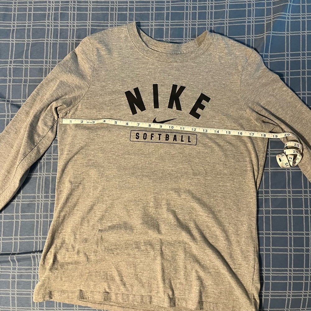 Nike softball pre loved grey long sleeve T-shirt size M - Picture 2 of 2